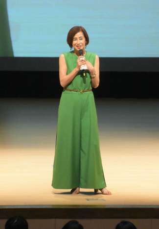 〈関連〉「引き算していくことで本当に大切な物が見えてくる」などと語るやましたひでこさん＝指宿市民会館