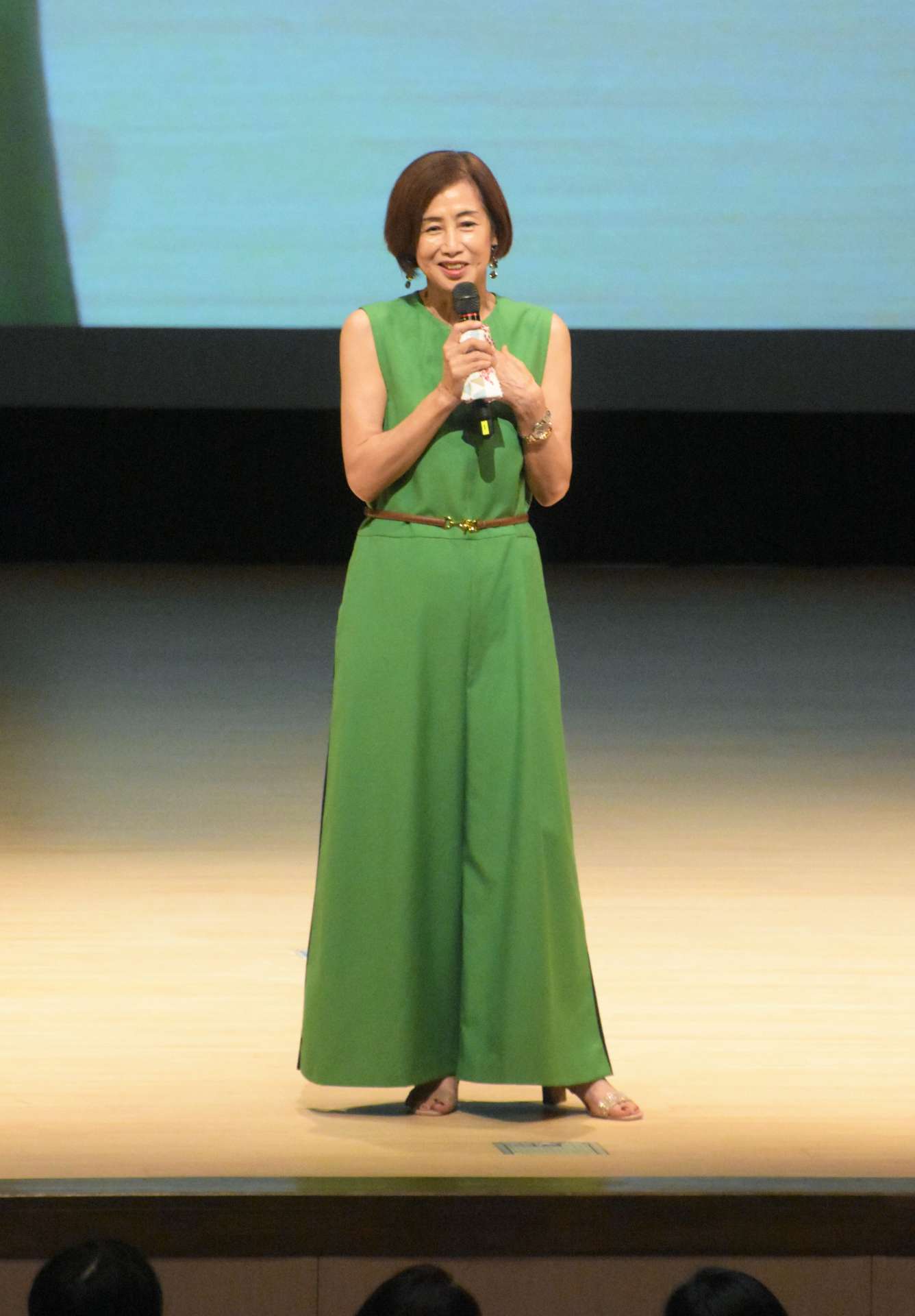 〈関連〉「引き算していくことで本当に大切な物が見えてくる」などと語るやましたひでこさん＝指宿市民会館