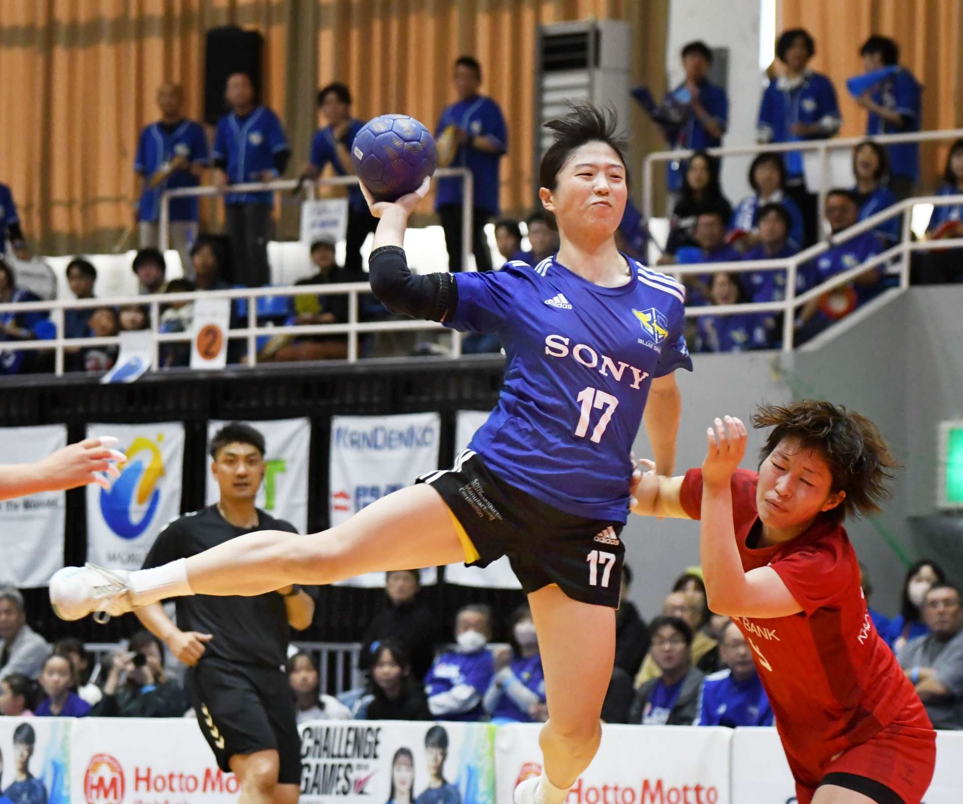 前半、シュートを決めるブルーサクヤの村上＝桷志田体育館