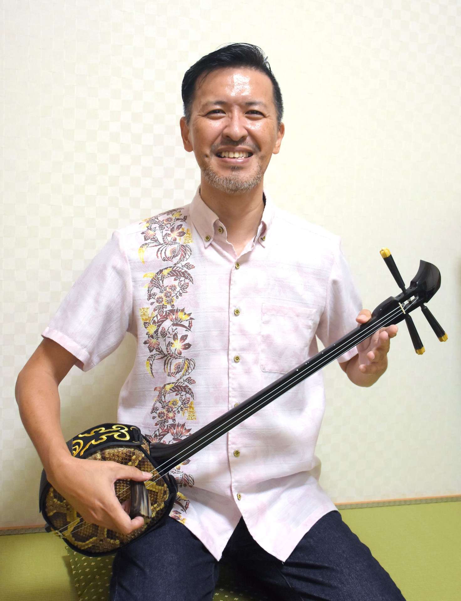 〈関連＝三線を弾く姿もりりしく〉「三線に興味を持ってもらえる機会をつくっていきたい」と意気込む蔵園有生さん＝志布志市志布志町安楽
