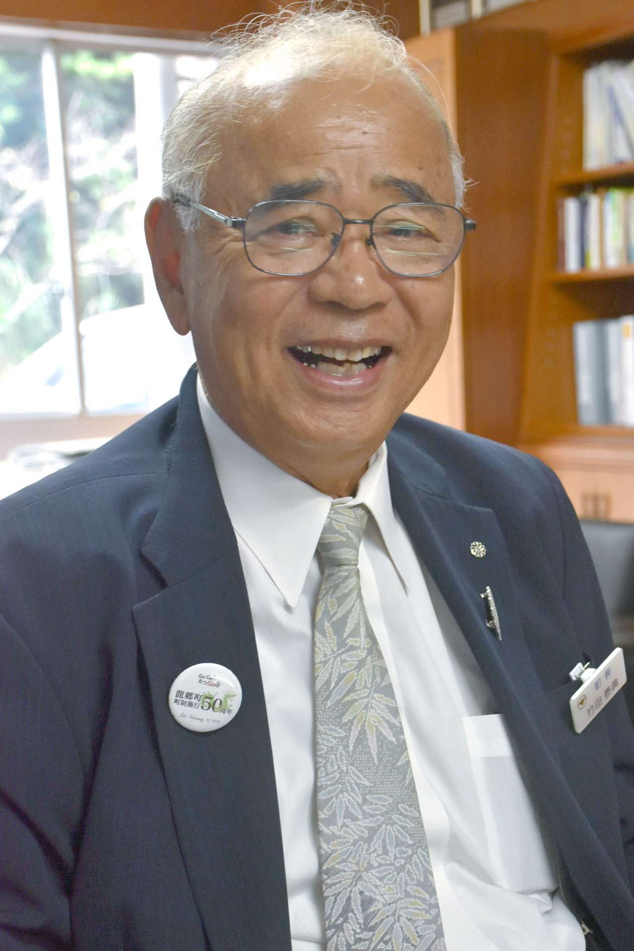 「町民の意見をまちづくりにさらに反映させていきたい」と語る竹田泰典氏＝龍郷町役場