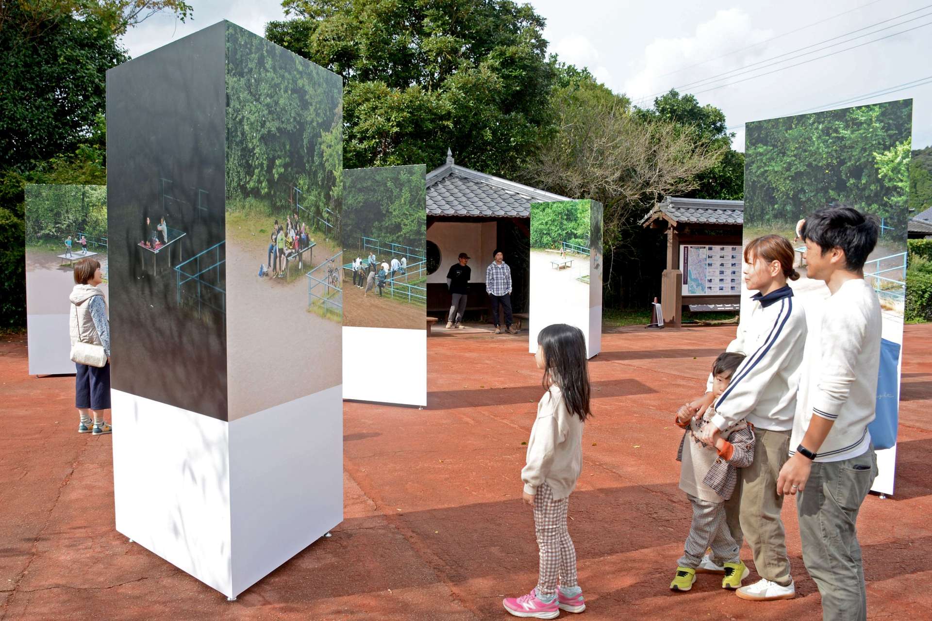 国内外の写真家の作品が並ぶ会場＝南九州市の知覧武家屋敷庭園