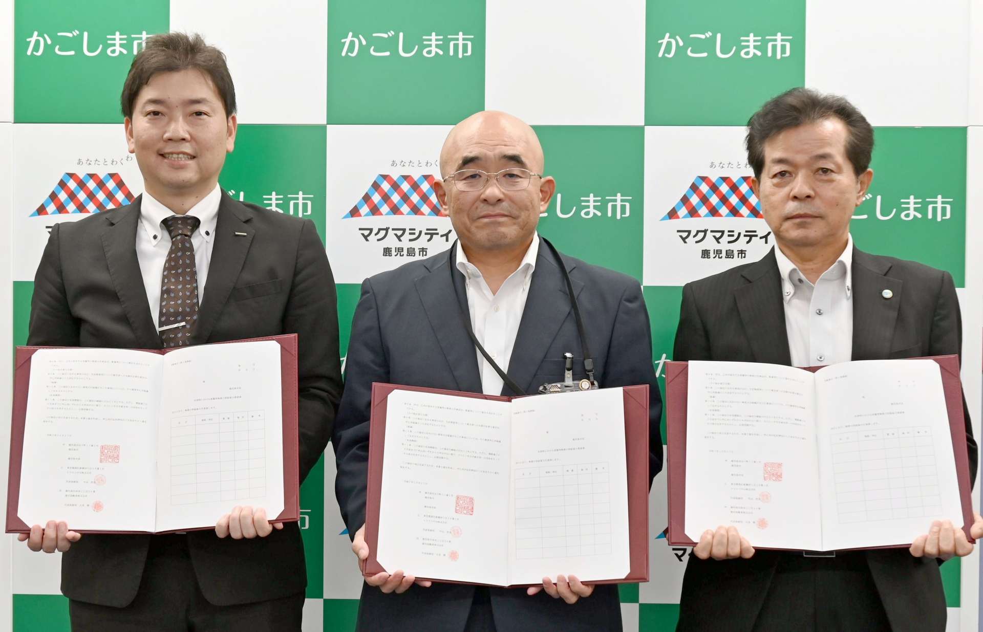 協定を締結した鹿児島酸素の大栄勝社長（右）とトラスコ中山の藤田雅敏ファクトリー営業部西部部長（左）＝鹿児島市役所