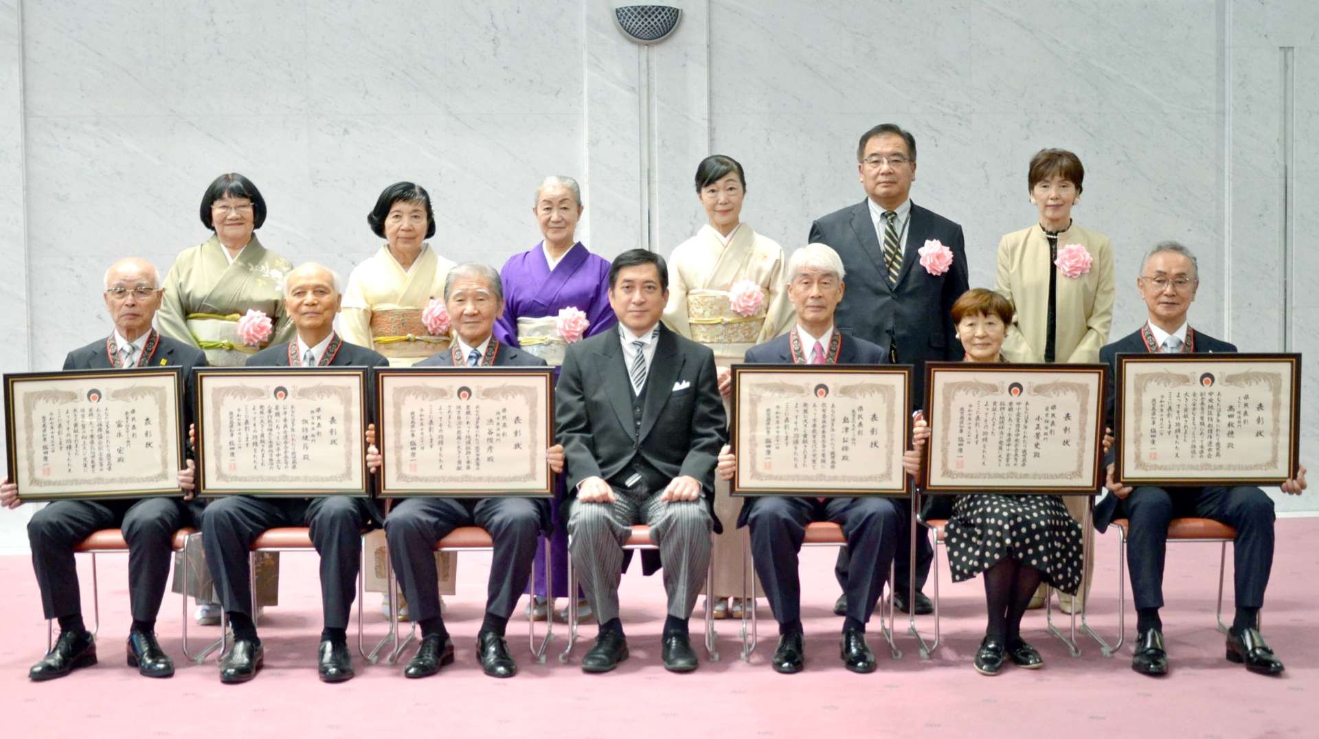 県民表彰式後に記念撮影する受賞者ら＝県議会庁舎