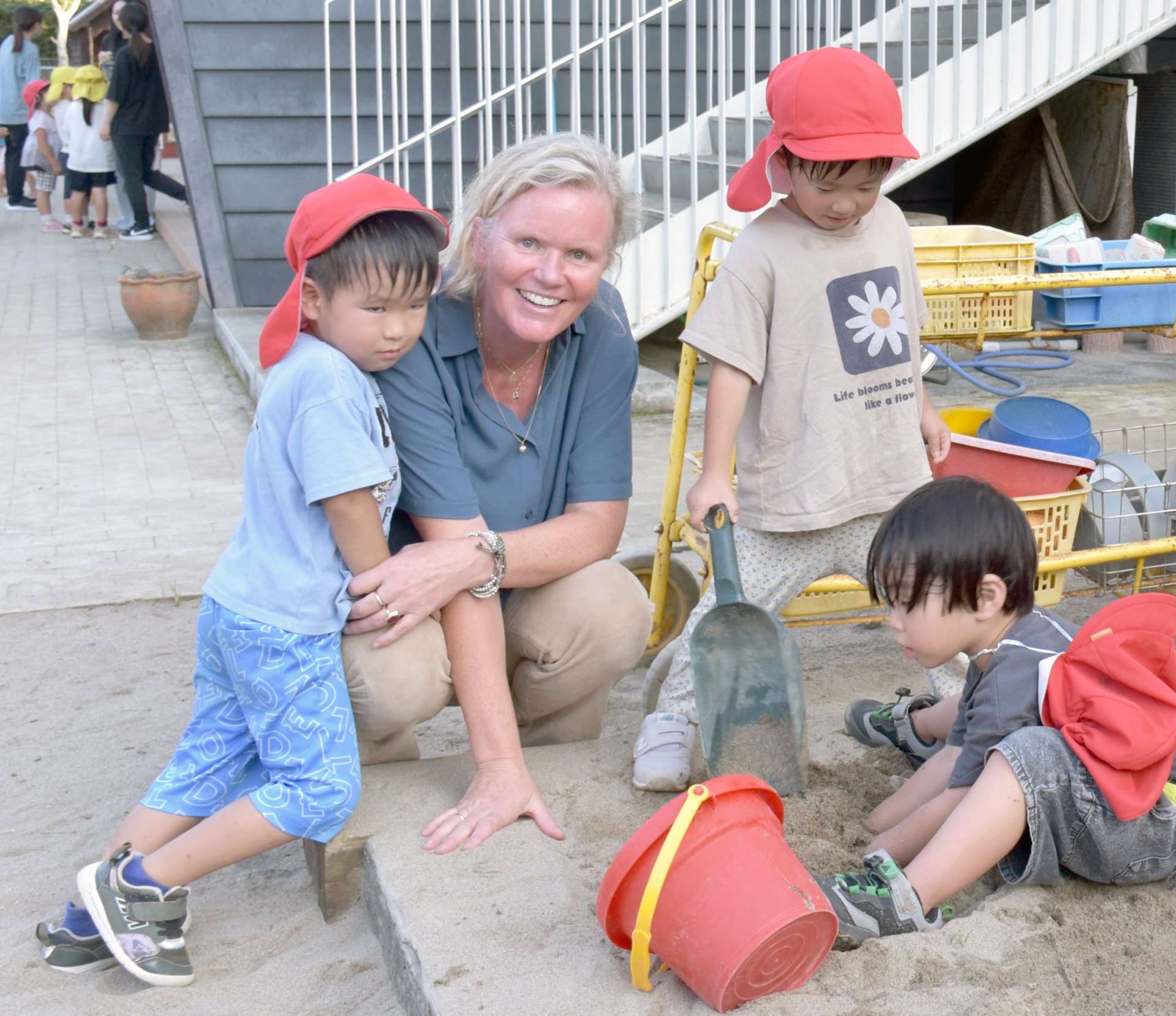 （別カット）園児に囲まれるペトラ・ヴィーリングさん＝阿久根市のめぐみこども園