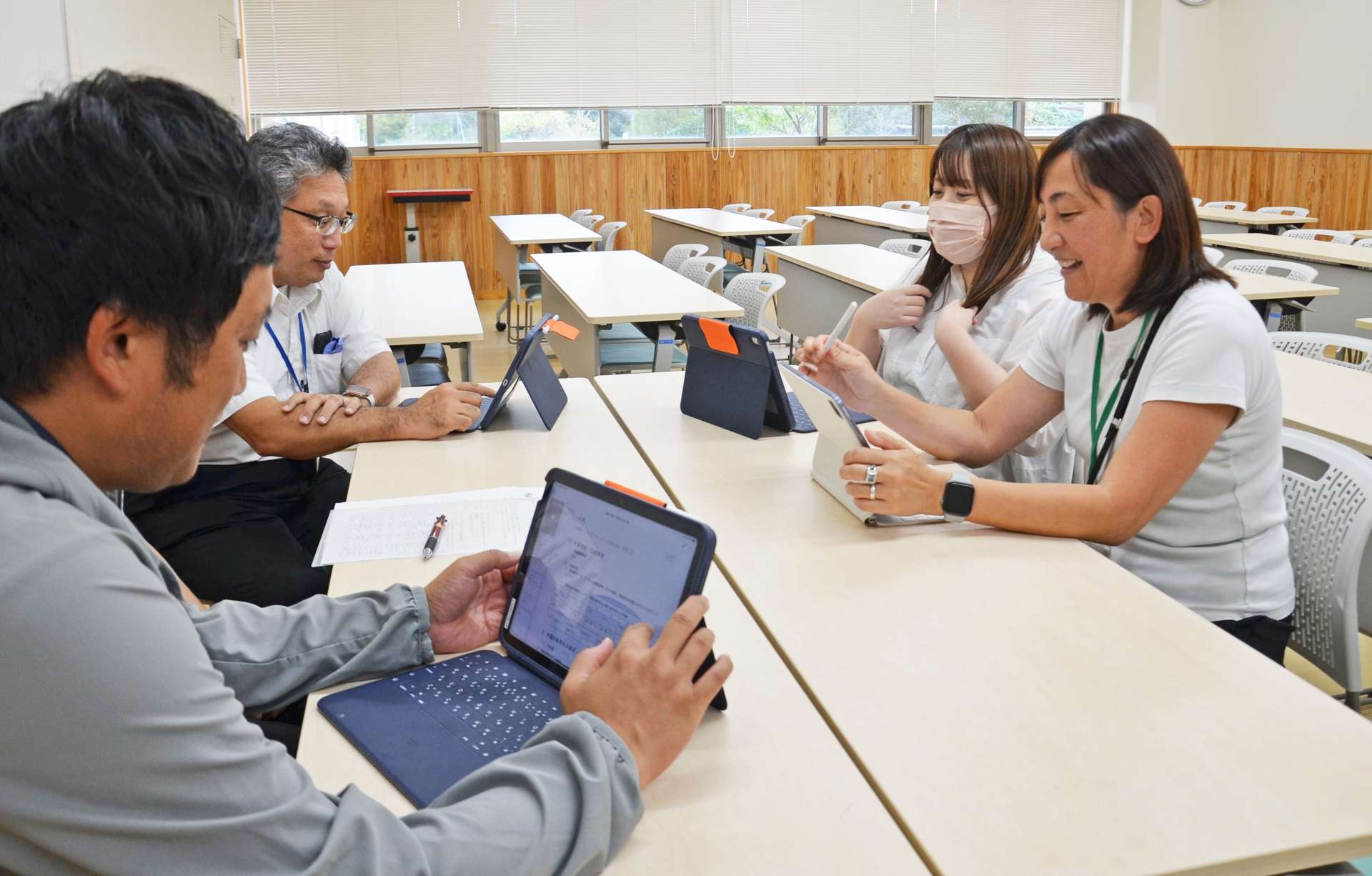 東郷学園義務教育学校の生徒指導委員会に参加する井手迫奈央さん（右端）。毎週金曜日に集まって情報共有する＝薩摩川内市