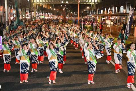 （別カット）夜の天文館を練り歩く踊り連＝２日夜、鹿児島市金生町