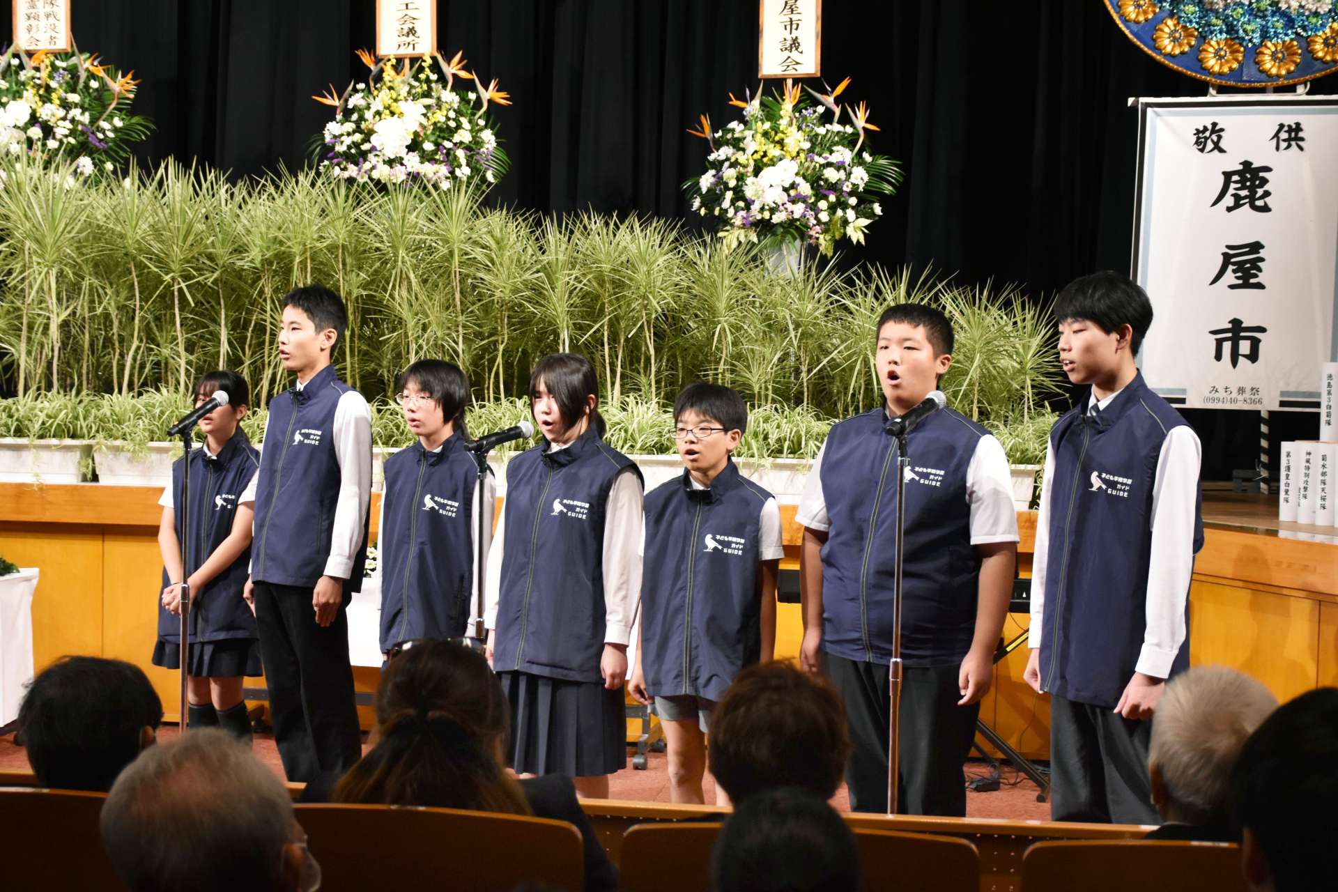 平和への誓いの言葉を述べる鹿屋市子ども平和学習ガイド＝市文化会館