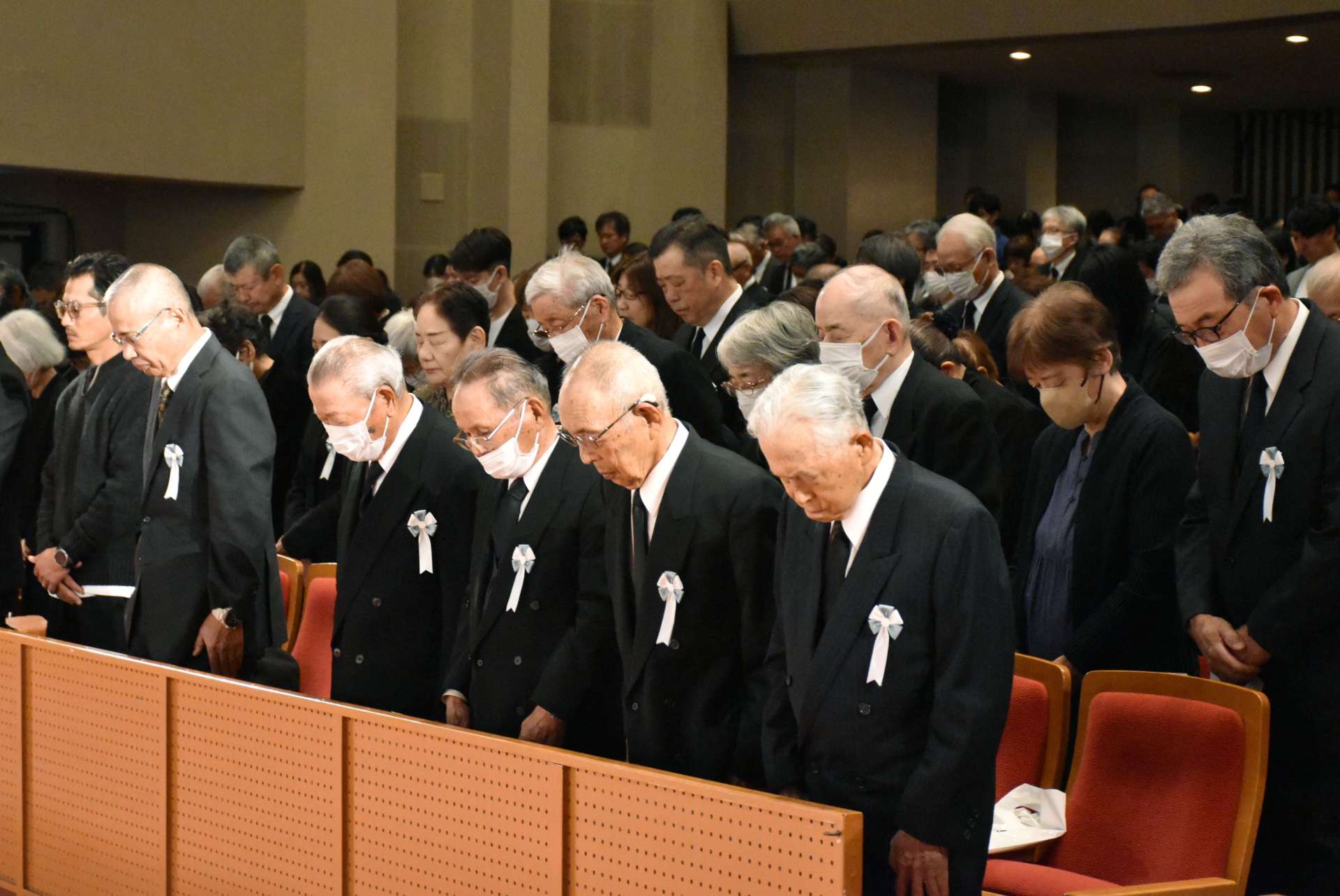 黙とうをささげる戦没者合同追悼式の参列者＝鹿屋市文化会館