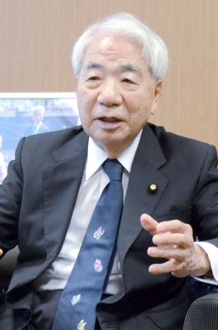 インタビューに答える引退前の尾辻秀久氏＝６月、東京・永田町