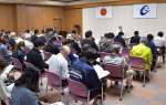 中学校の統合案について説明を聞く住民ら＝１０月２２日、長島町の指江庁舎
