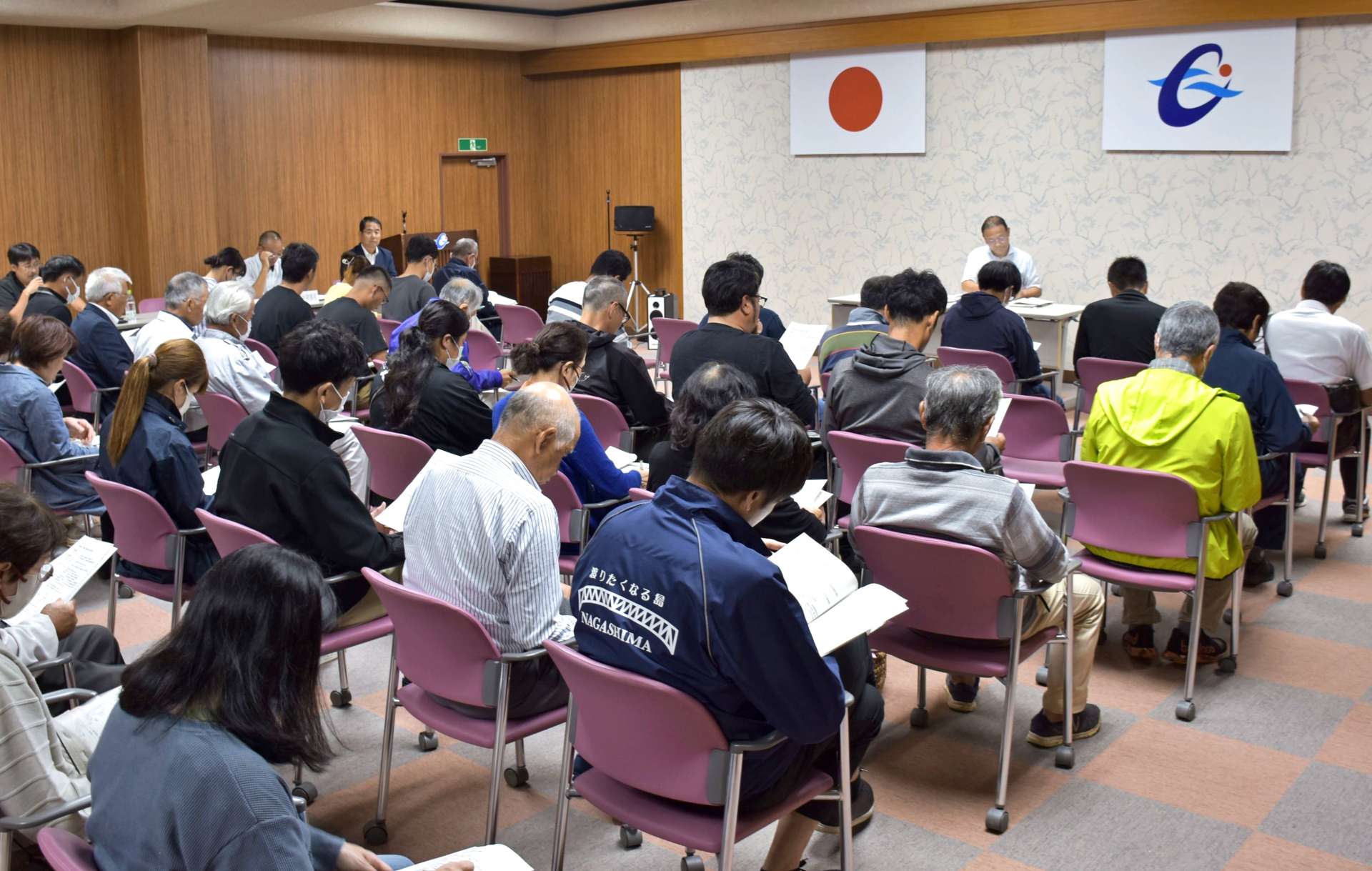 中学校の統合案について説明を聞く住民ら＝１０月２２日、長島町の指江庁舎