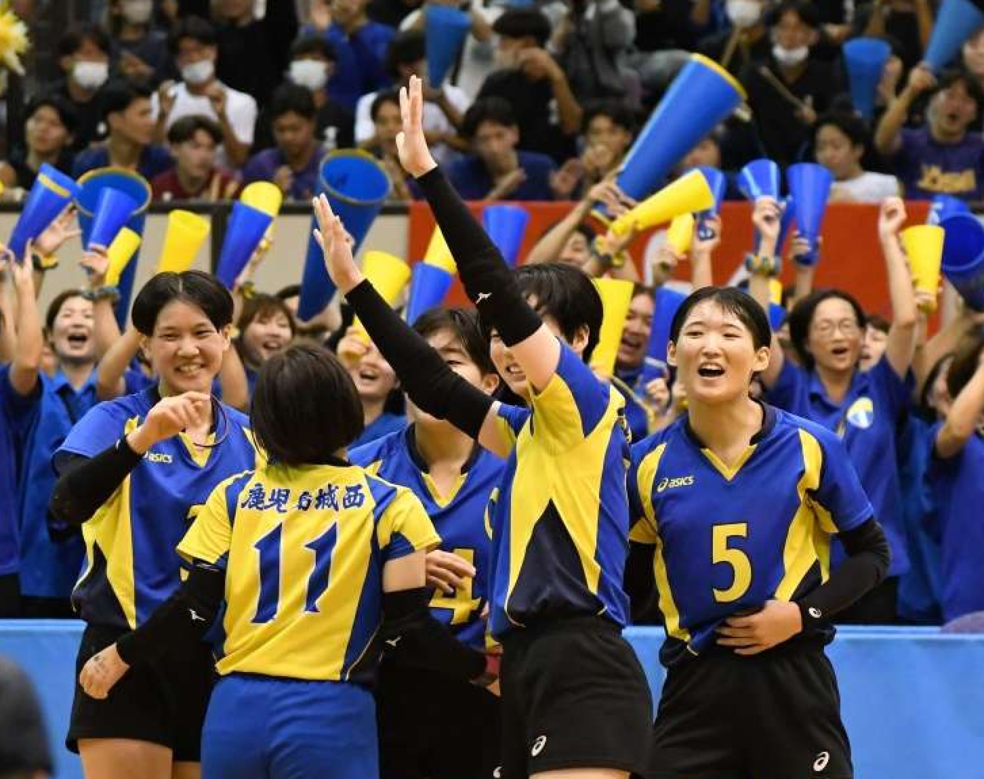 ３２年ぶりに女子の部を制した鹿児島城西＝鹿児島市の西原商会アリーナ