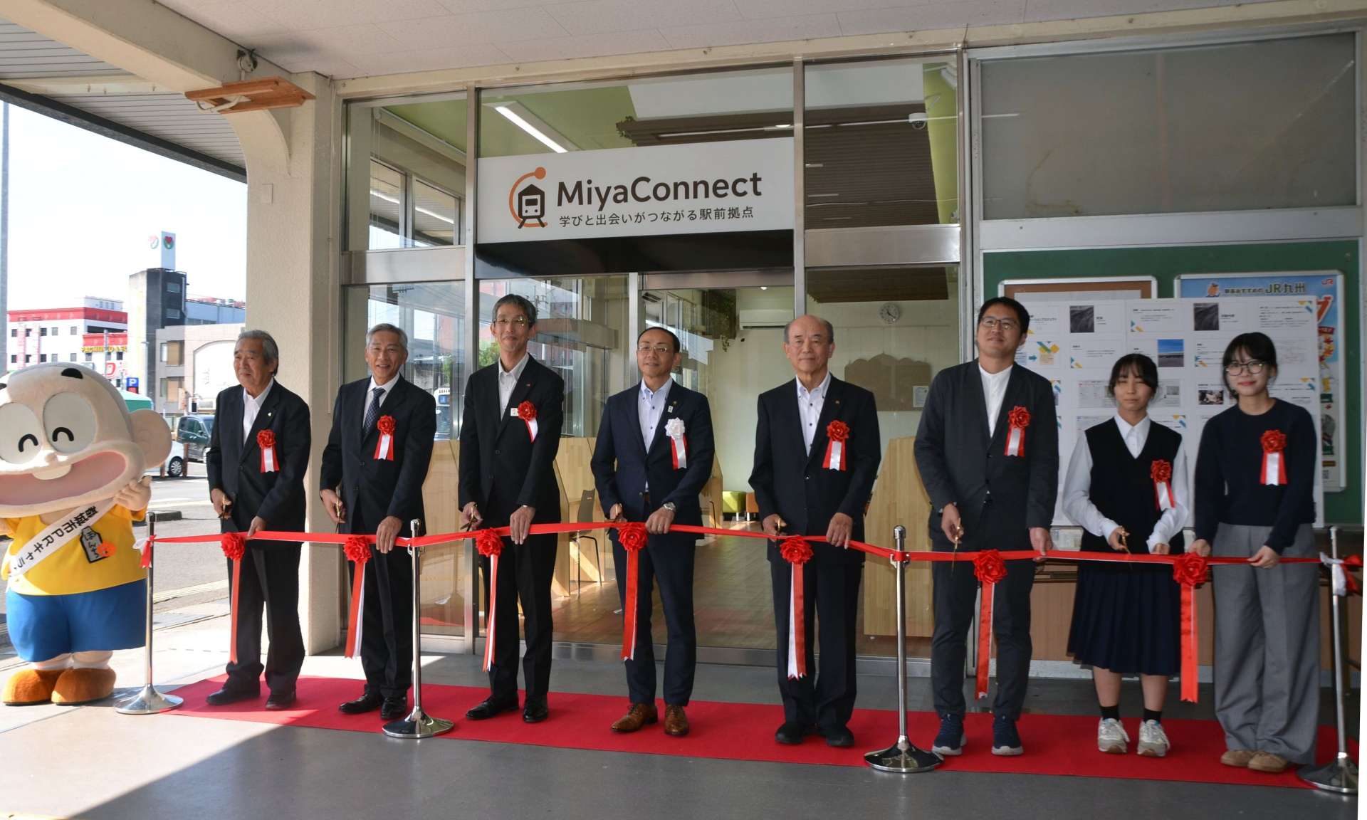 テープカットで交流スペースの誕生を祝う関係者＝都城市栄町のＪＲ都城駅