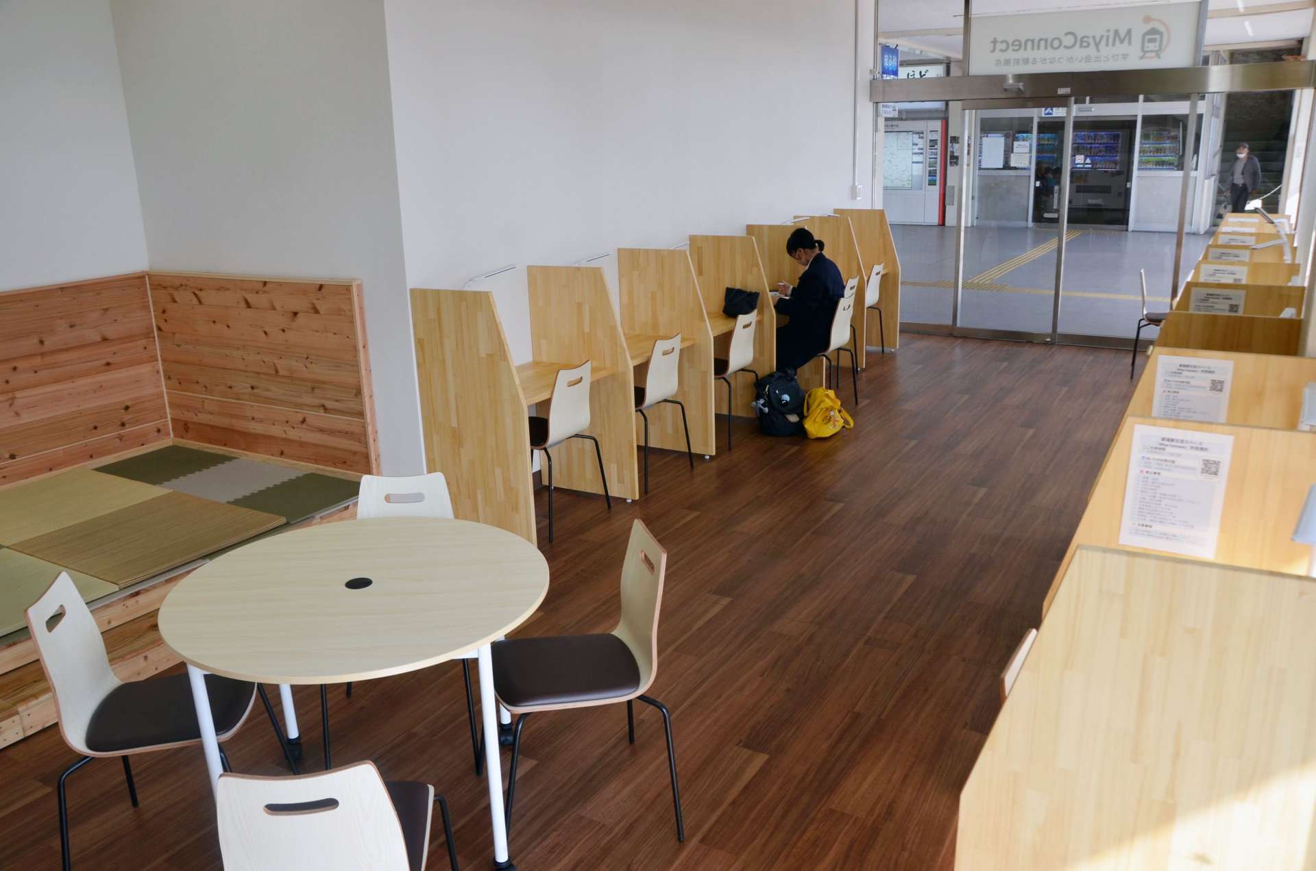 学習机などが配置された「Ｍｉｙａ　Ｃｏｎｎｅｃｔ」の室内＝都城市栄町のＪＲ都城駅
