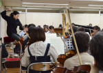 本番を前に熱のこもった練習をする鹿児島交響楽団と指揮者の三ツ橋敬子（左端）＝１０月下旬、鹿児島市の宝山ホール