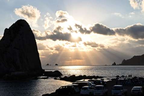 野間岬と立神の間に沈む夕日＝南さつま市笠沙の後浜