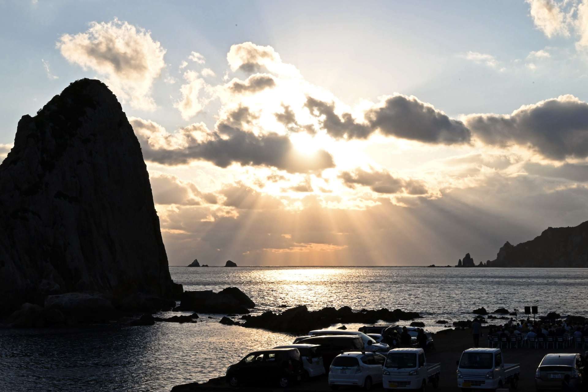 野間岬と立神の間に沈む夕日＝南さつま市笠沙の後浜