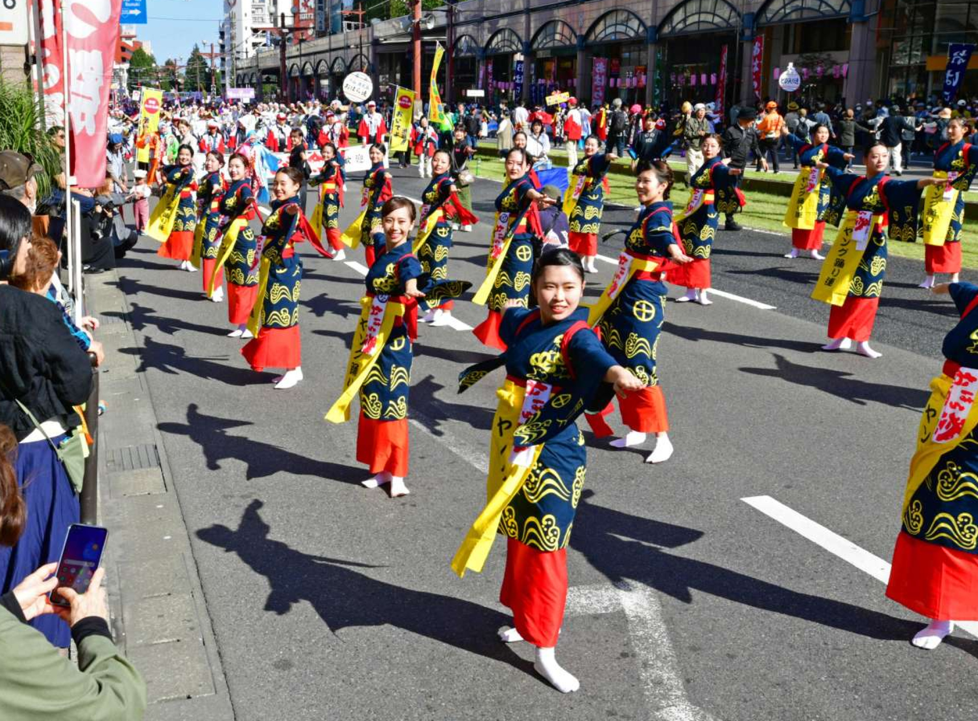 繁華街で息の合った踊りを披露する踊り連＝３日午後、鹿児島市の天文館