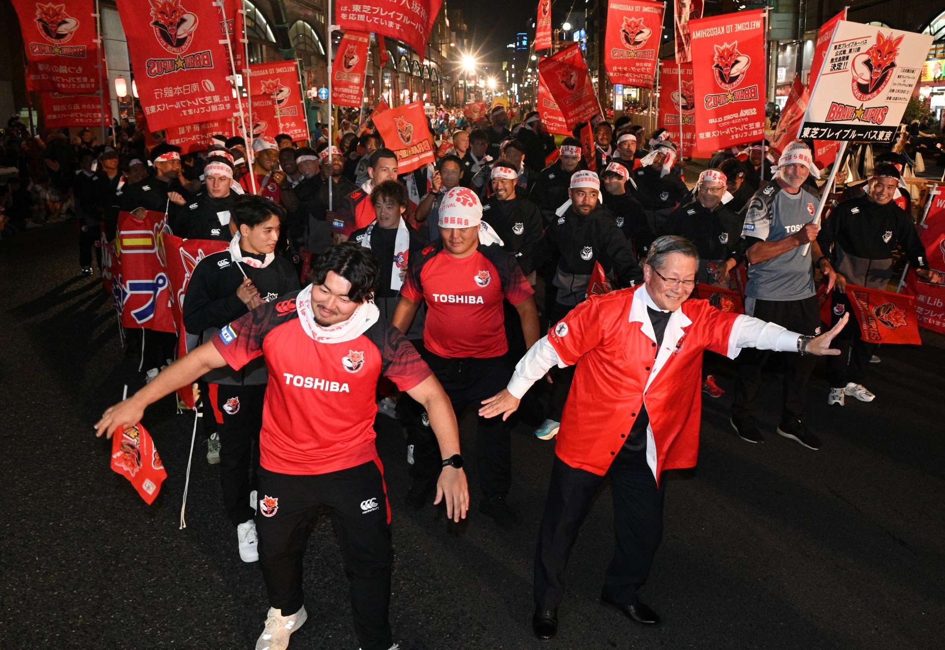 見よう見まねで踊りを楽しむ東芝ブレイブルーパス東京の選手ら＝２日夜、鹿児島市大黒町