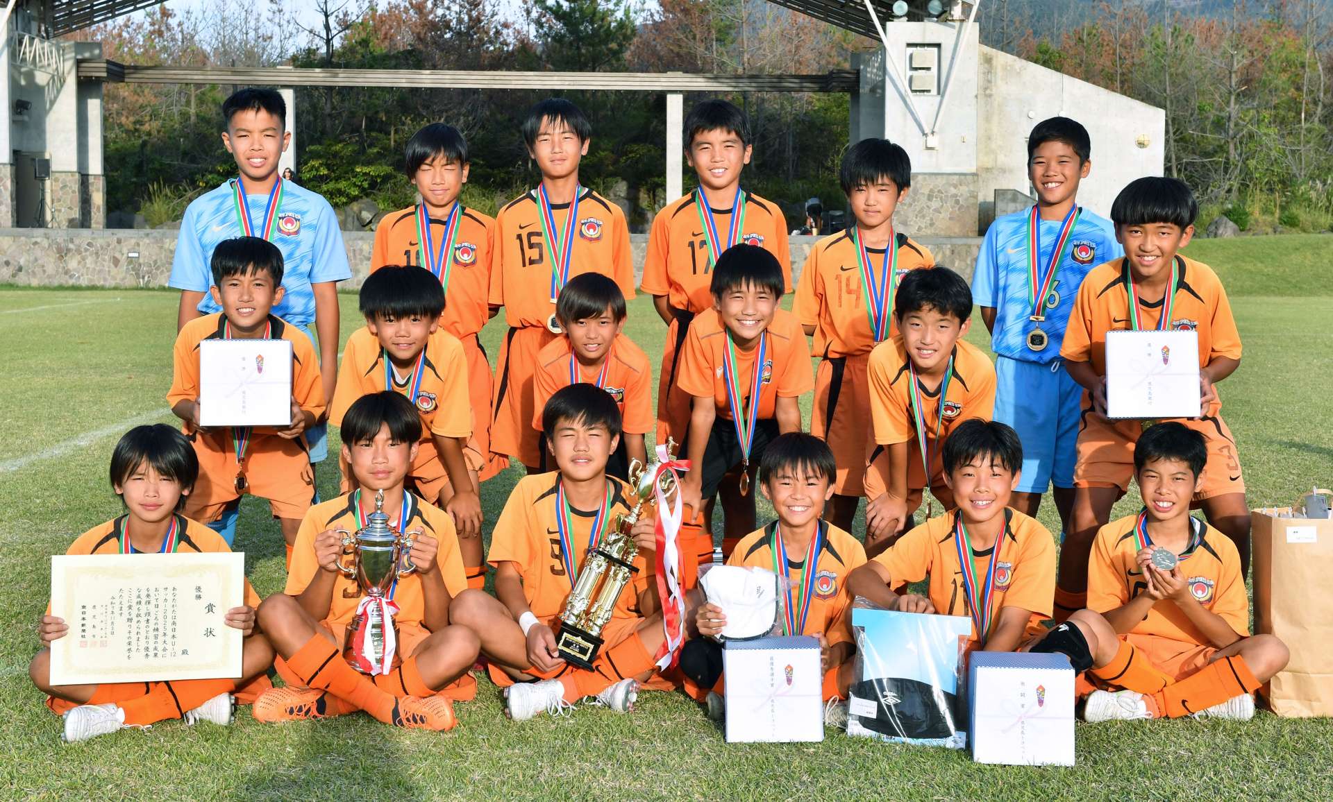 金メダルを胸に喜ぶ太陽スポーツクラブＵ－１２＝南栄リース桜島広場