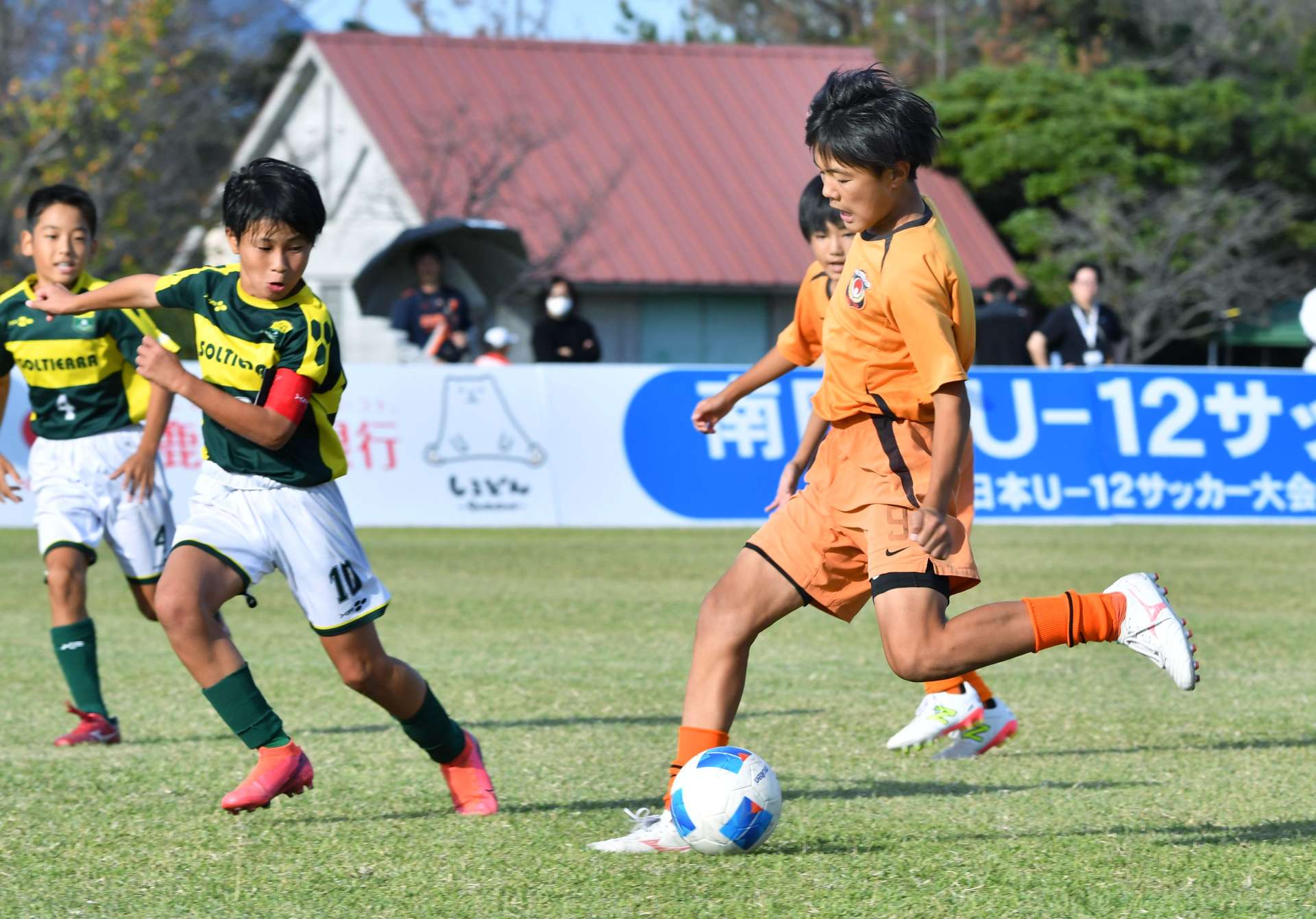 後半、同点ゴールを決める太陽スポーツクラブＵ－１２の西川＝南栄リース桜島広場