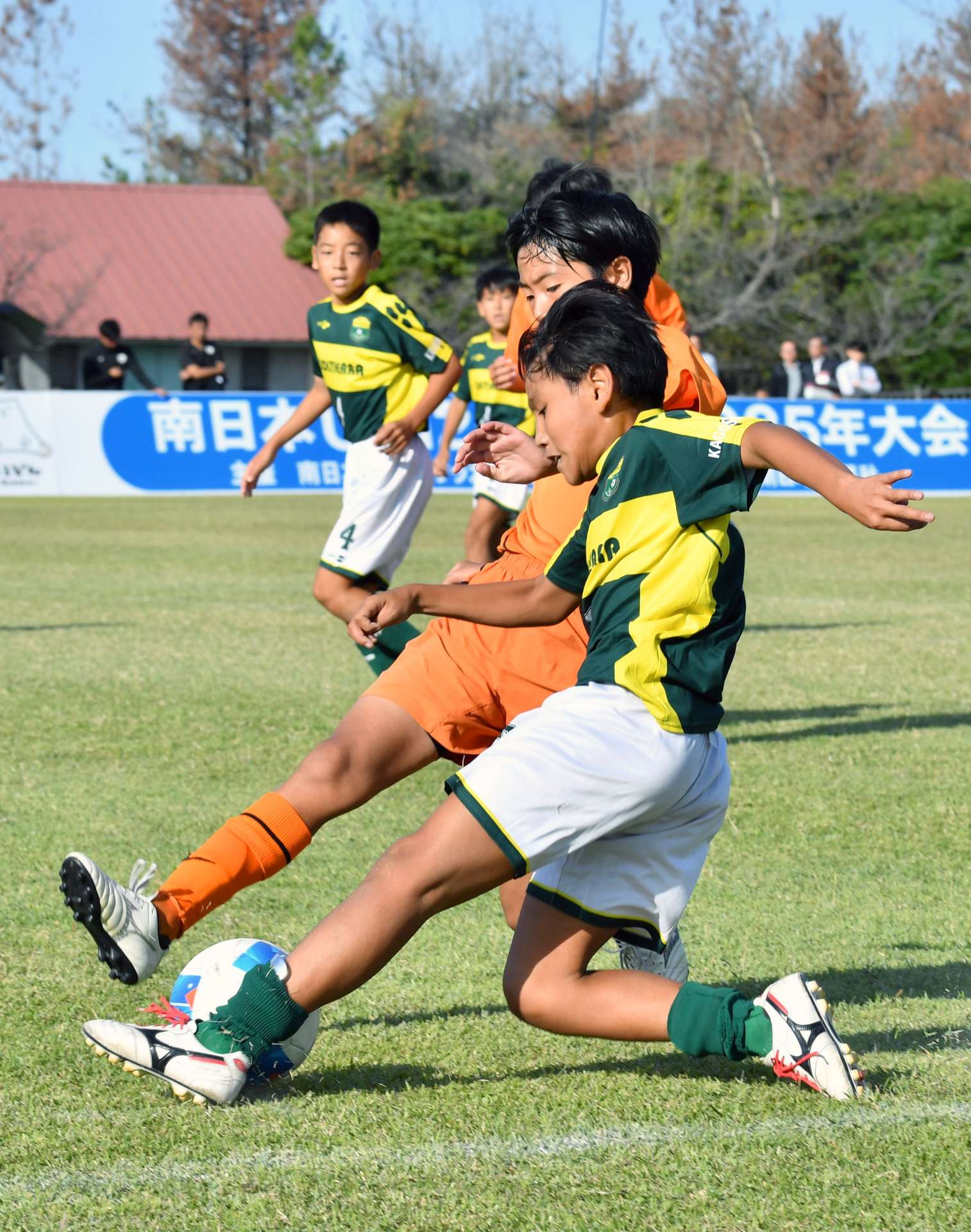 ゴール前に攻め込むソルティエラの選手＝南栄リース桜島広場