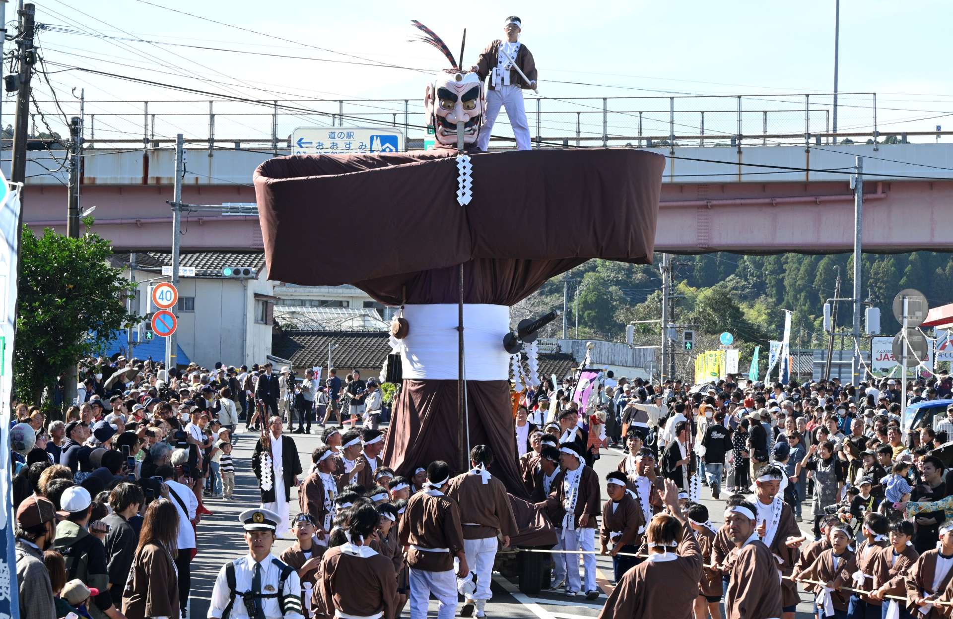 子どもたちに引かれ、市街地を練り歩く弥五郎どん＝曽於市大隅町岩川