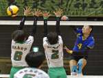 女子決勝の第４セット、鹿城西の頼冨がスパイクを決め優勝を決める＝西原商会アリーナ