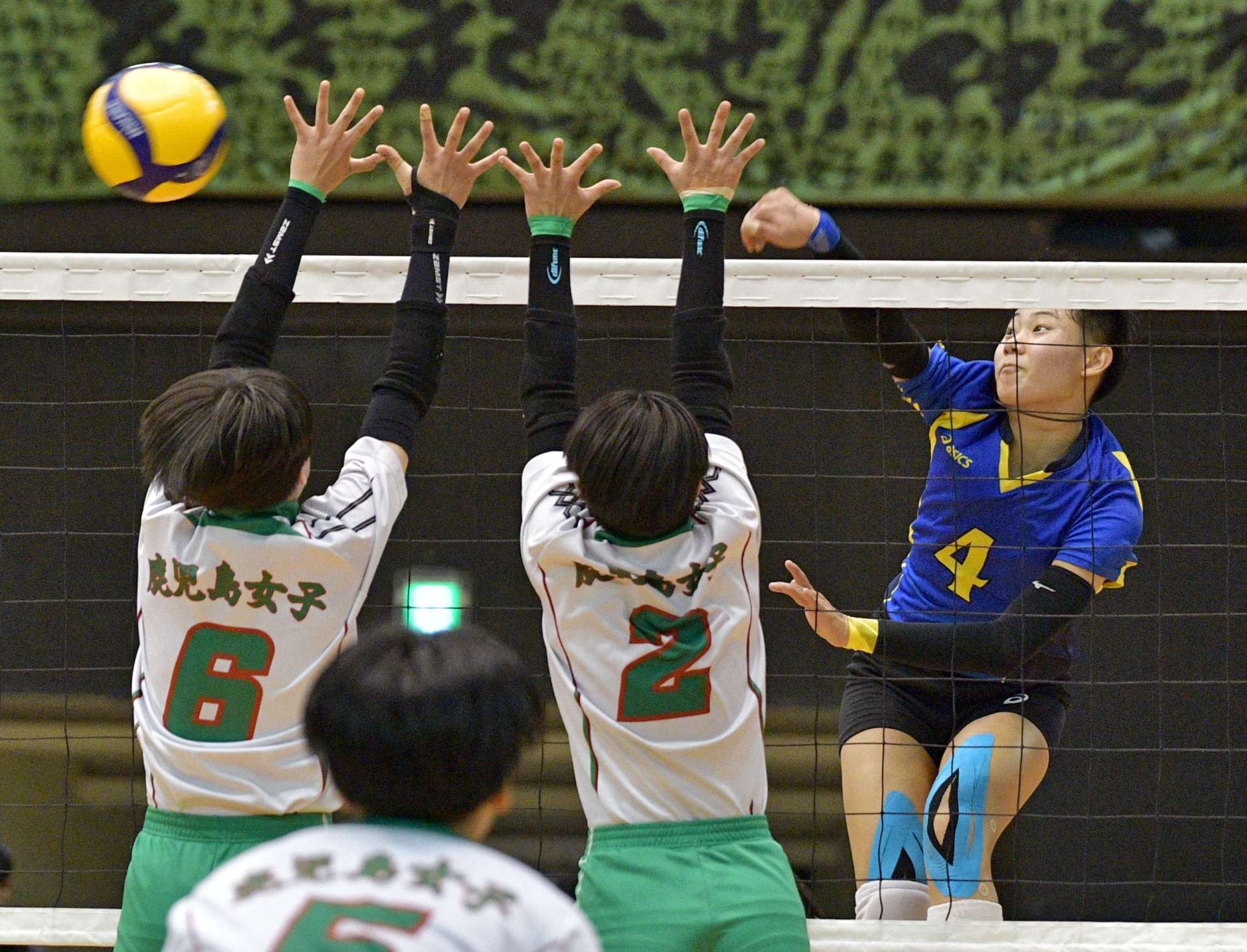 女子決勝の第４セット、鹿城西の頼冨がスパイクを決め優勝を決める＝西原商会アリーナ