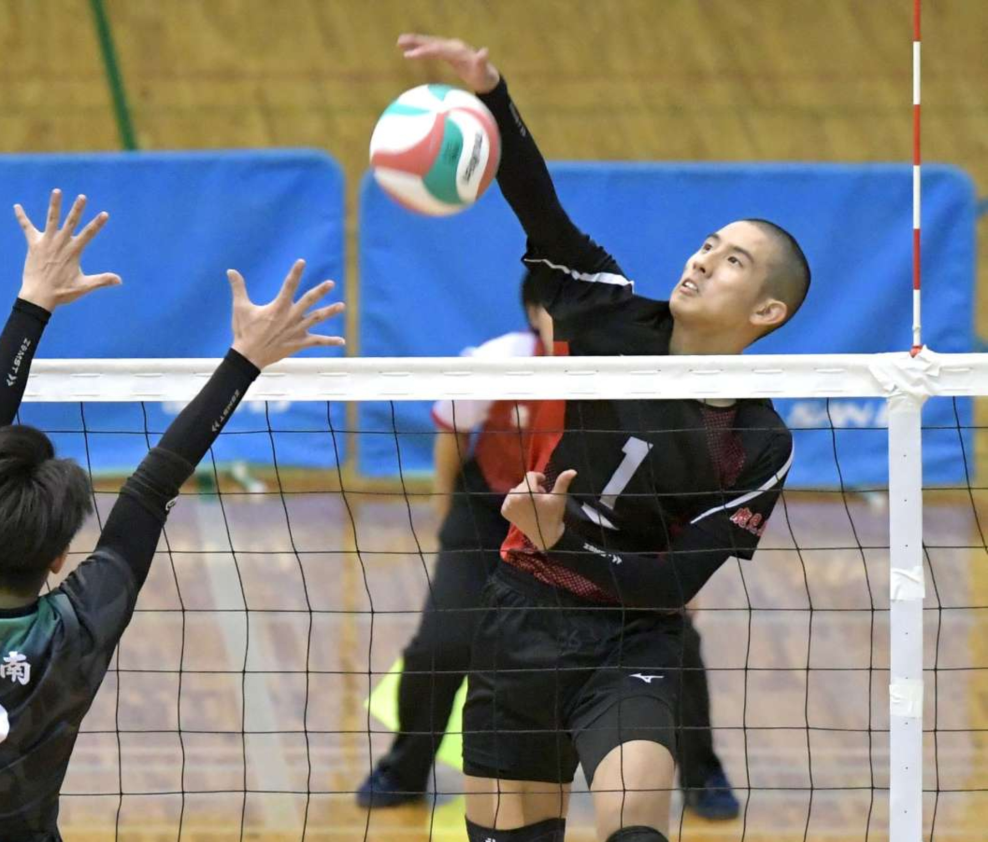 男子決勝の第４セット、川内商工の尾田原がスパイクを決める＝西原商会アリーナ