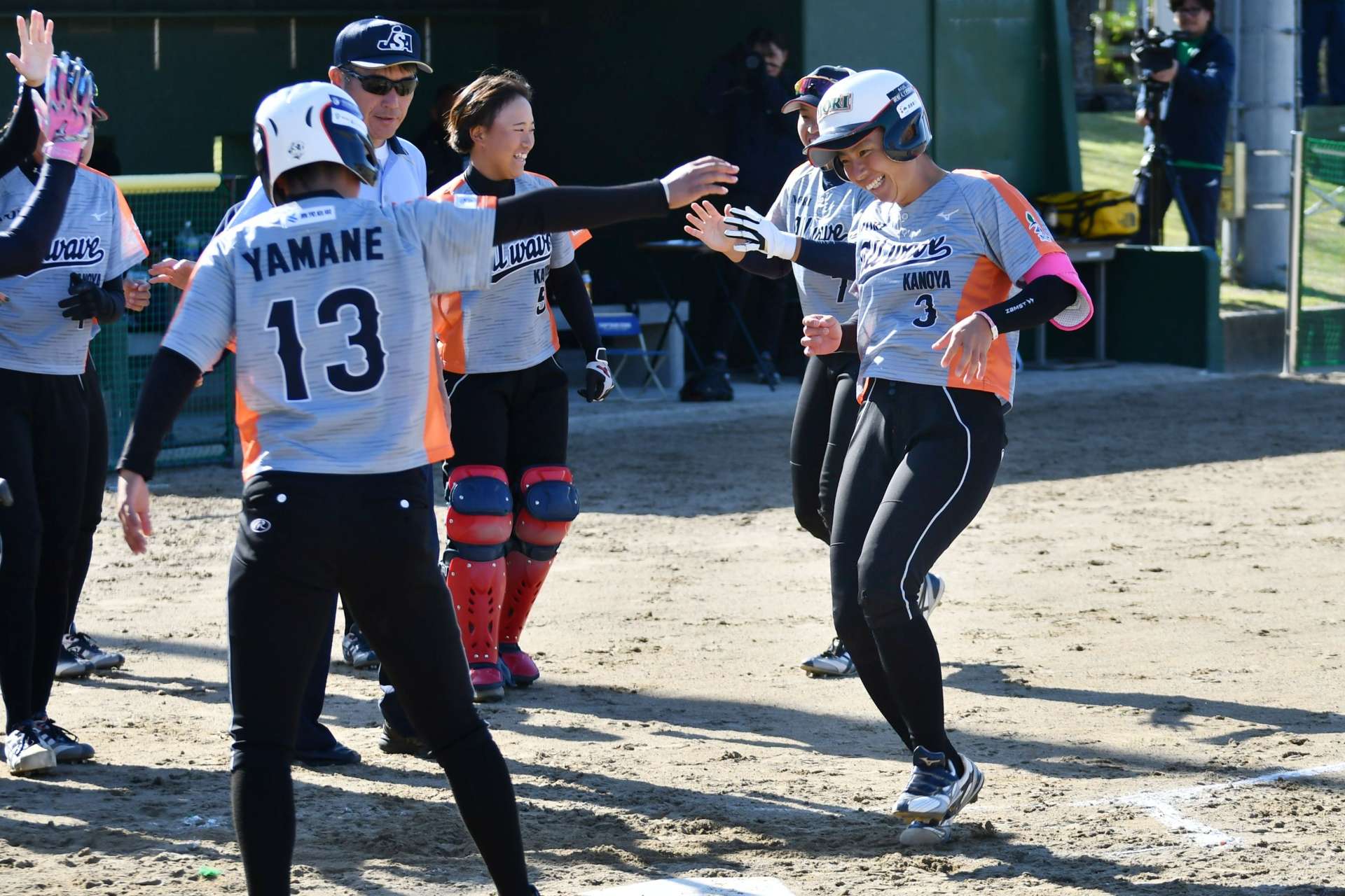 １回裏森ＡＷ２死満塁、７番佐々木が中越え本塁打を放ち生還＝知覧平和公園多目的球場