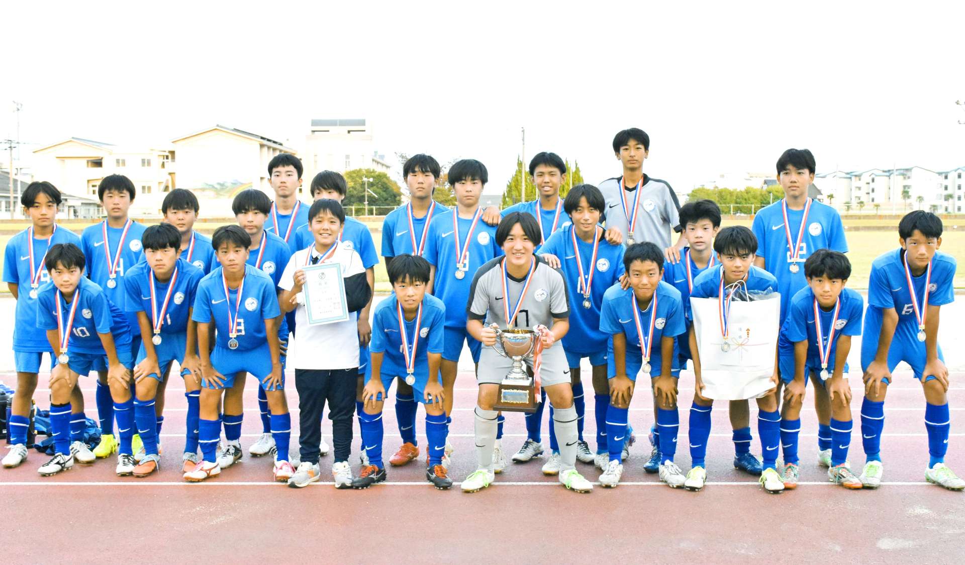 初優勝したＦクオーレのメンバー＝鹿屋運動公園
