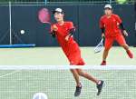 決勝リーグの鹿実戦、攻めのプレーで優勝に貢献した鹿商の勝田（左）・岸波組＝東開庭球場