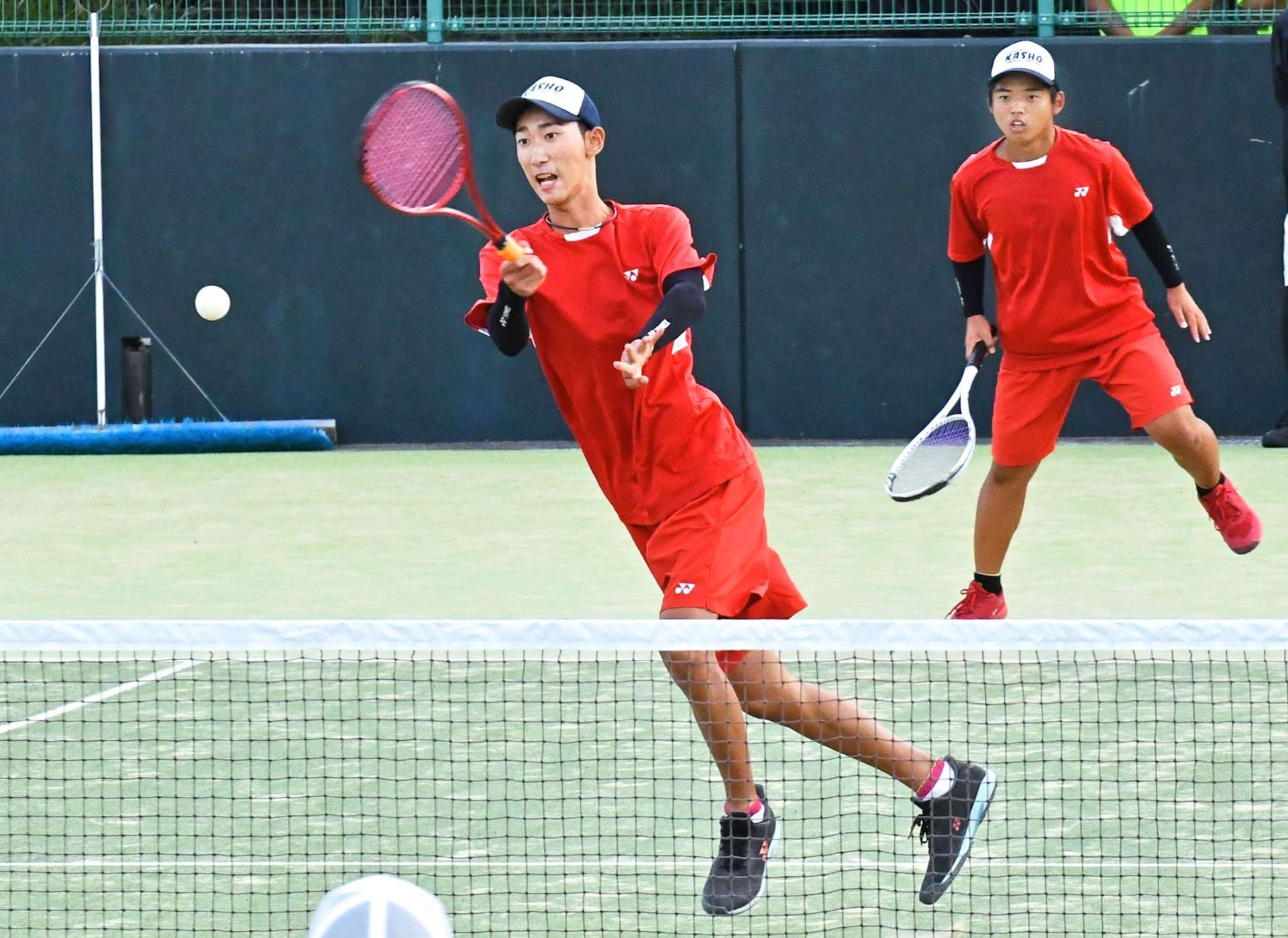 決勝リーグの鹿実戦、攻めのプレーで優勝に貢献した鹿商の勝田（左）・岸波組＝東開庭球場