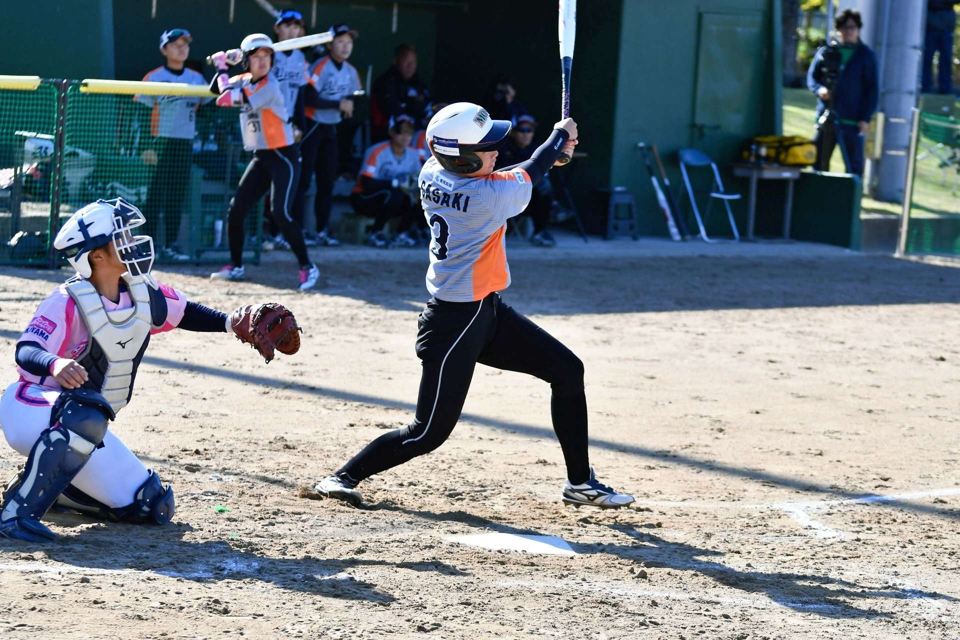 １回裏森ＡＷ２死満塁、７番佐々木が中越本塁打を放つ＝知覧平和公園多目的球場