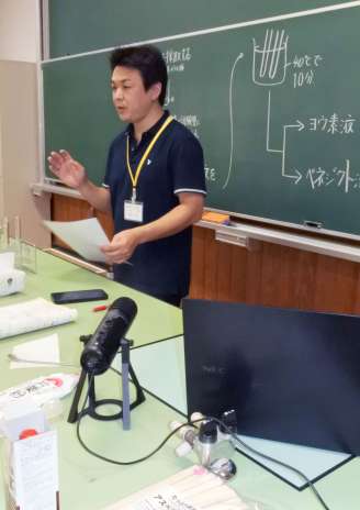 理科の授業を録画するパソコンとマイク＝鹿児島市西谷山１丁目