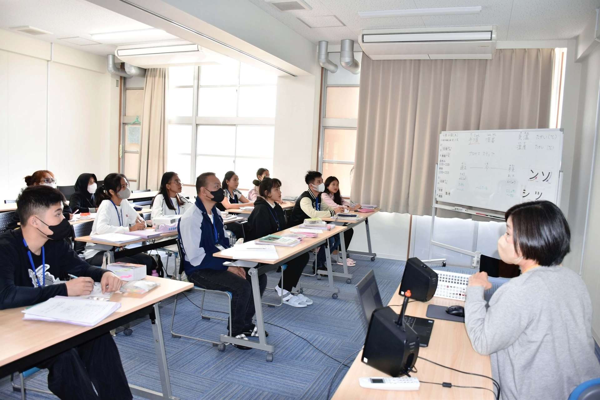 研修施設で日本語を学ぶ外国人技能実習生＝薩摩川内市東郷町南瀬