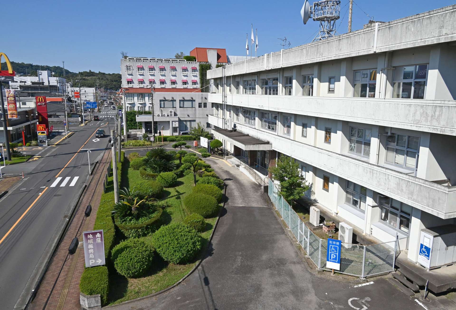 南さつま市中心部に位置する南薩地域振興局（右）＝同市加世田東本町