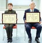 表彰状を手にする小浜博道さん（右）と楠元香代子さん＝４日、鹿児島県庁