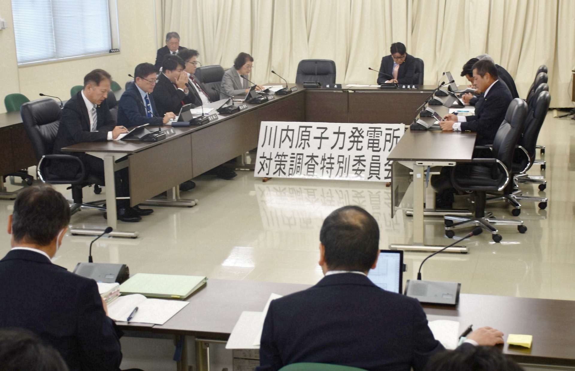 乾式貯蔵施設について意見が交わされる川内原子力発電所対策調査特別委員会＝４日、薩摩川内市役所