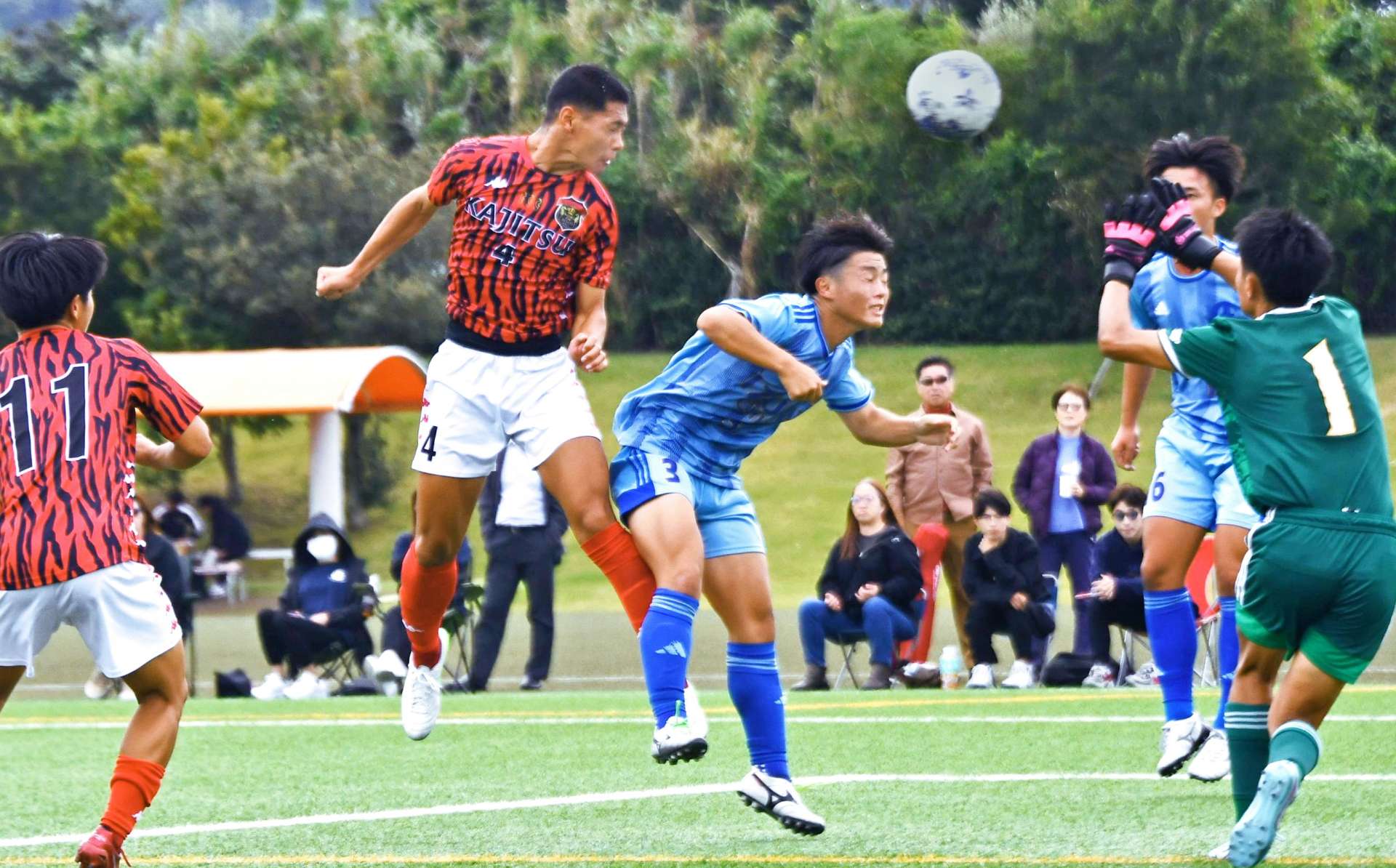 後半追加タイム、鹿実の新地（４）がヘディングシュートを決める＝桷志田サッカー場