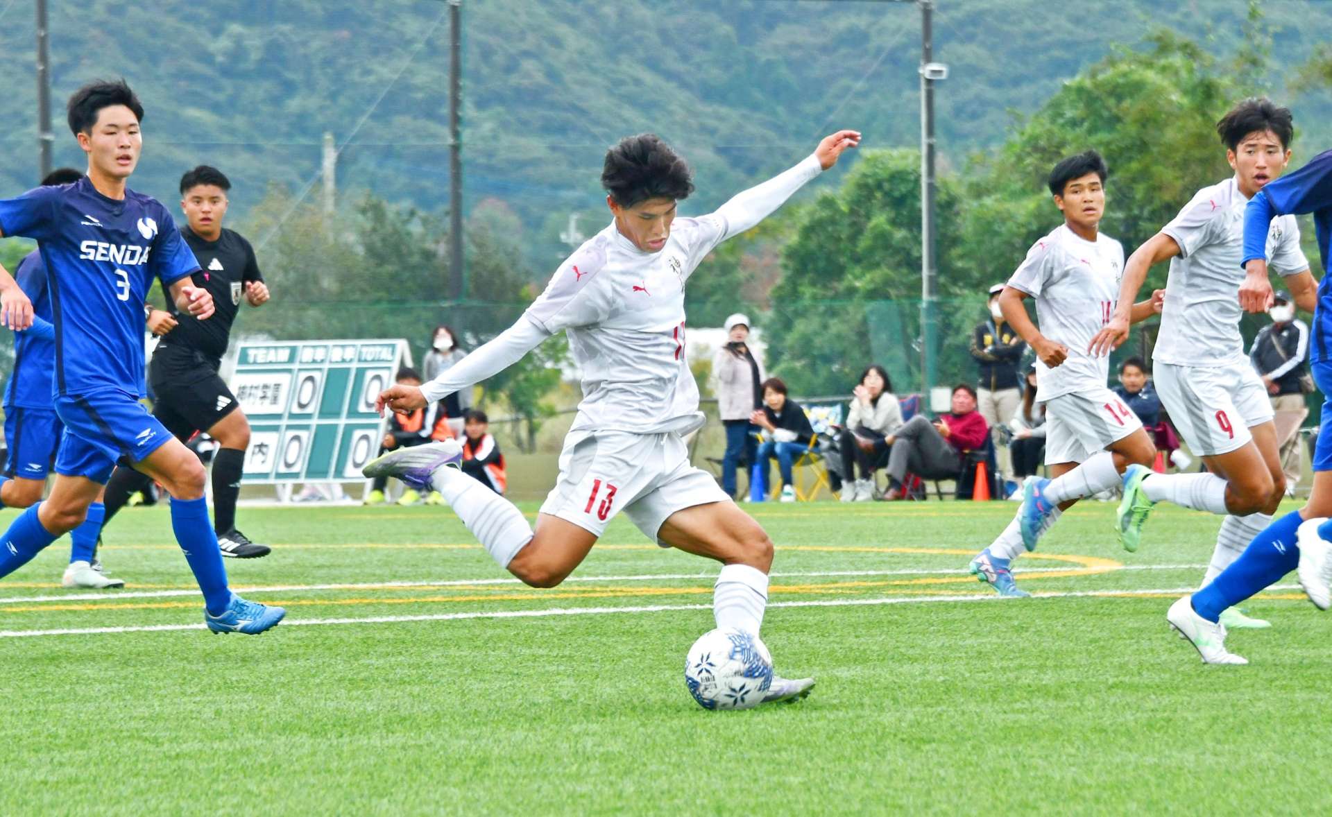 前半１６分、神村学園の日高がシュートを決める＝桷志田サッカー場