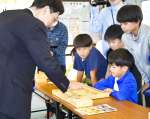 森下卓九段と将棋を指す児童ら＝曽於市末吉の光神小学校