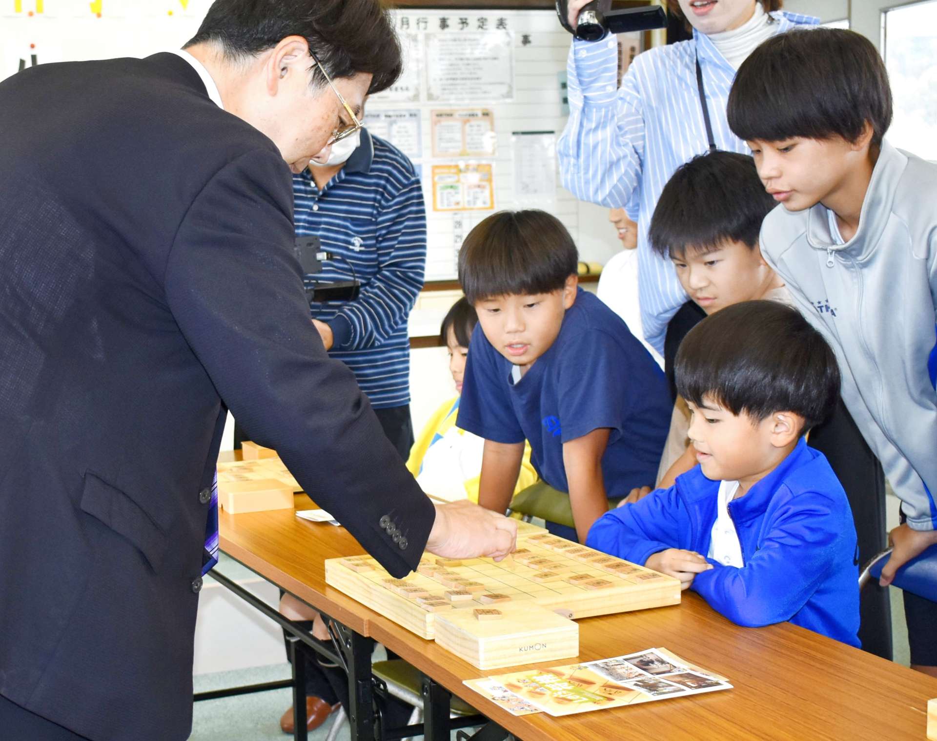 森下卓九段と将棋を指す児童ら＝曽於市末吉の光神小学校