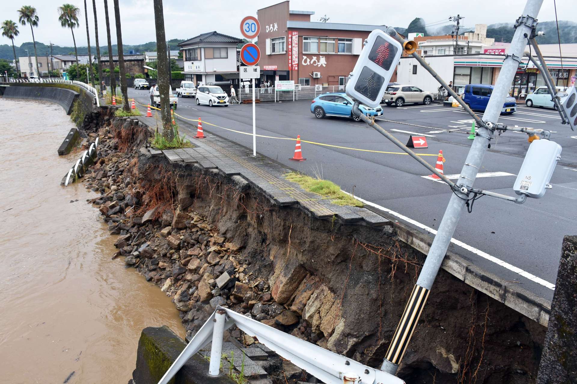 信号機やガードレールが崩落した網掛橋付近＝８月８日午前８時５０分、姶良市加治木町本町