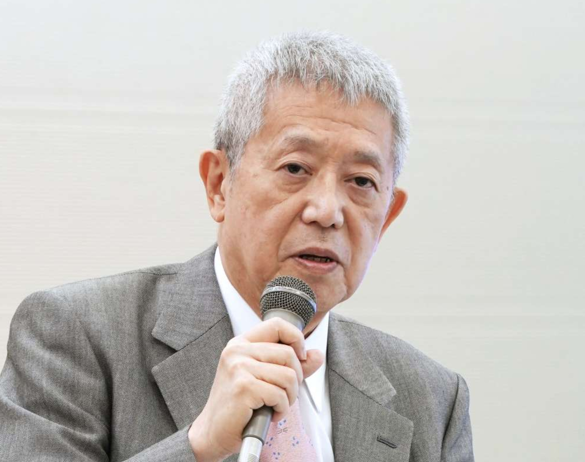 ５期目への抱負を述べる岩崎芳太郎会頭＝４日、鹿児島市の鹿児島商工会議所ビル