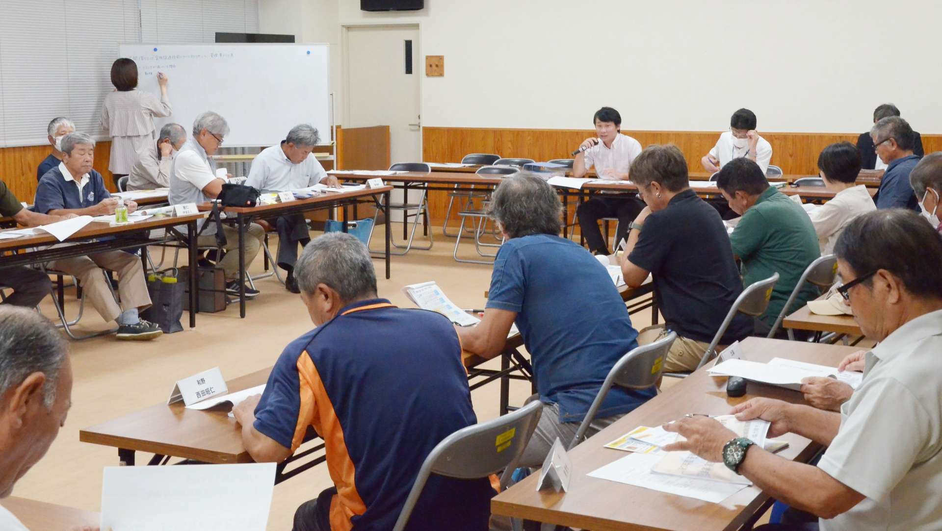 空き家対策を議論する笠利地区の区長ら＝１０月３１日、奄美市の笠利総合支所