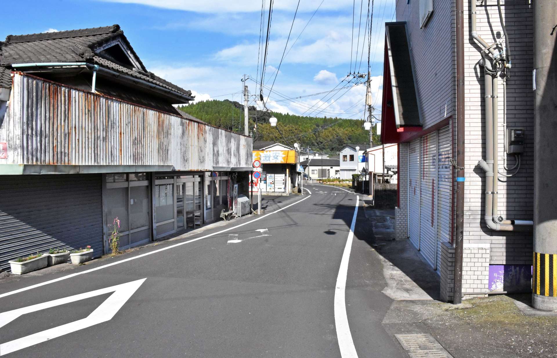 人気の少ない大隅横川駅近くの商店街＝１０月、霧島市横川町中ノ