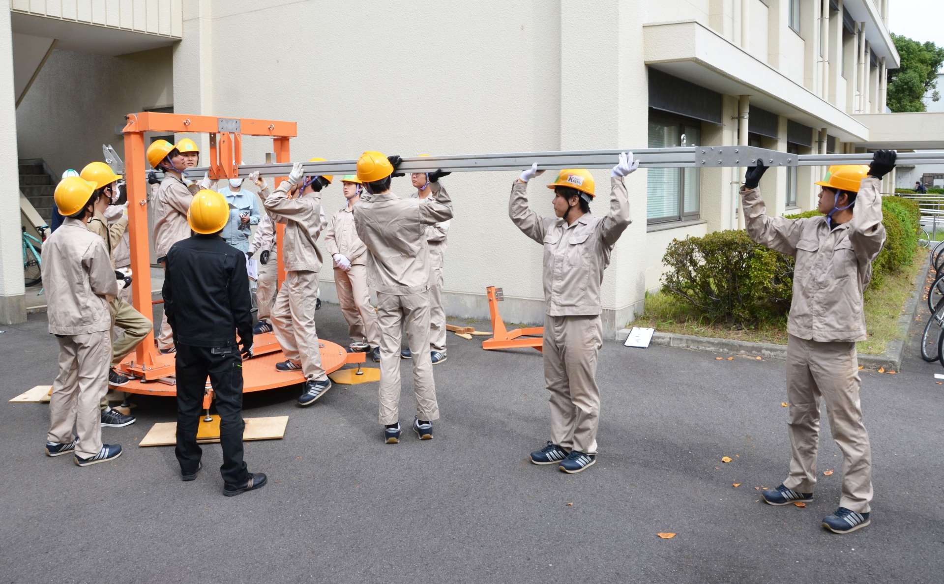 ロケットの発射台を組み立てる学生＝４日、鹿児島市の鹿児島大学